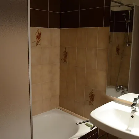 - 2 Pieces, 5 Pers, Balcon, Parking, Proche Remontees, Expose Sud/ouest - Fr-1-676-83 Apartment *